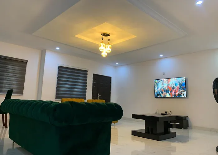 Charming & Cozy 1-Bdr Apt - Mini Flat - 247 Power, Kitchen, Wi-Fi, Dstv, Netflix, 5 Mins From The Airports