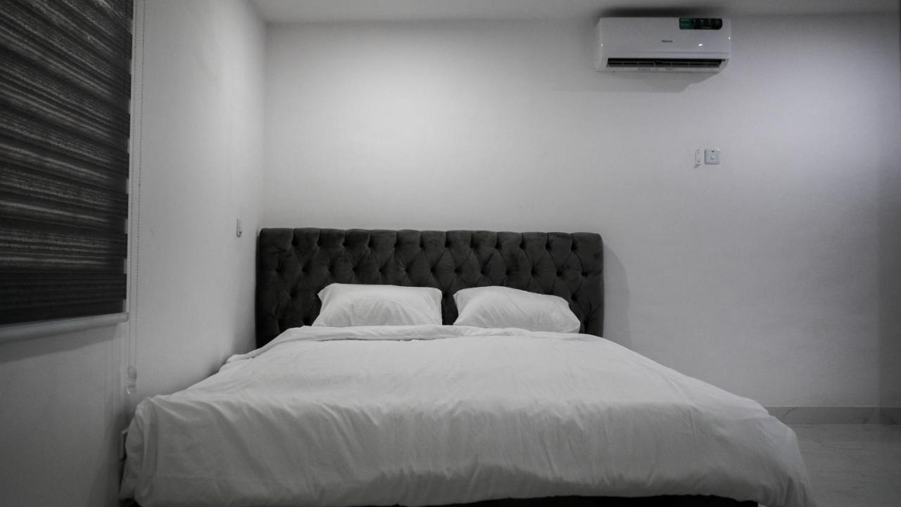 Cozy Airport Mini Flat: 24/7 Power, Full Amenities & Entertainment