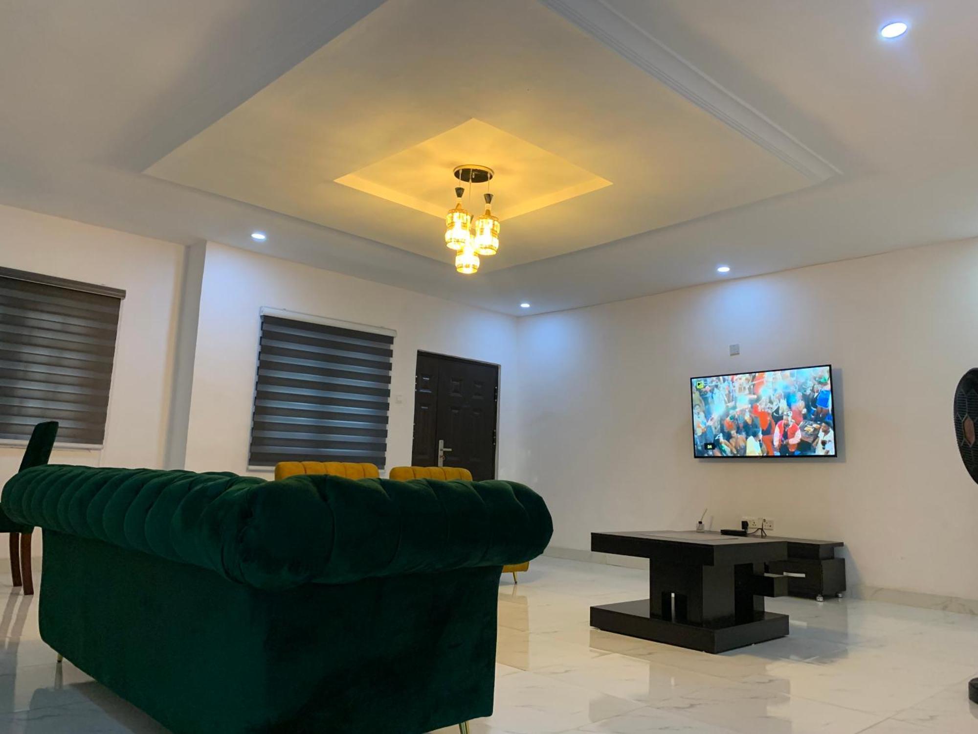 Apartment Cozy Airport Mini Flat: 24/7 Power, Full Amenities & Entertainment *